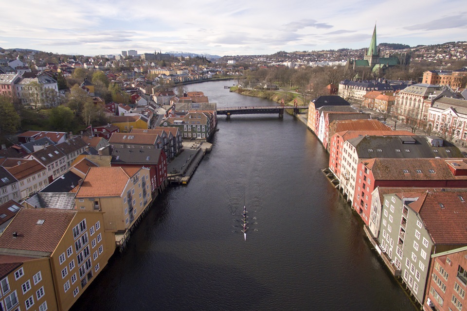 Die Uferkais entlang des Flusses Nidelva