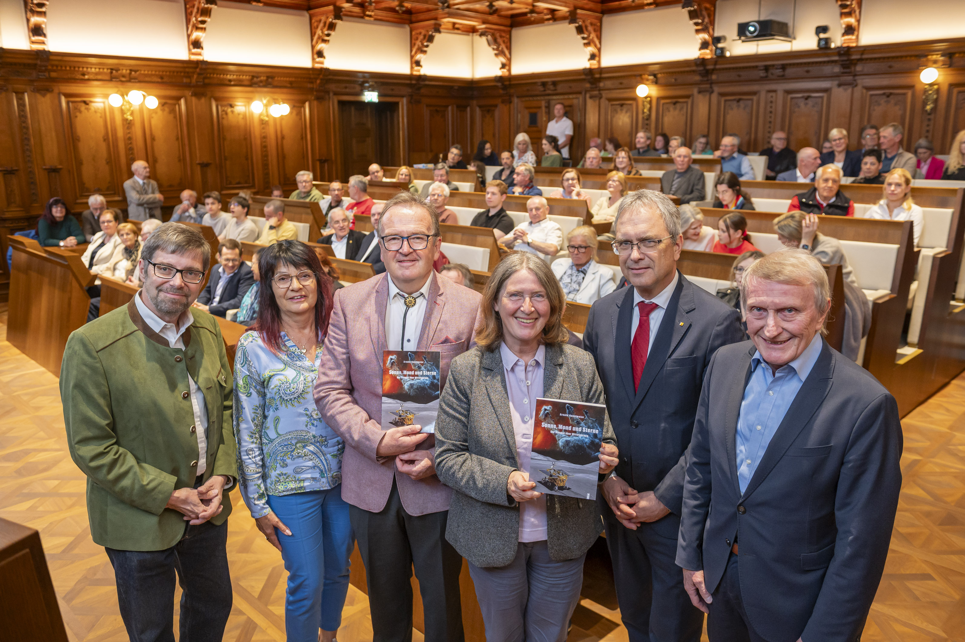 Werner Rannacher, Arnold Hanslmeier mit seiner Lebensgefährtin, Bürgermeisterin Elke Kahr, Peter Riedler und Hans Sünkel (v. l.) bei der Präsentation im vollen Gemeinderatssitzungssaal.