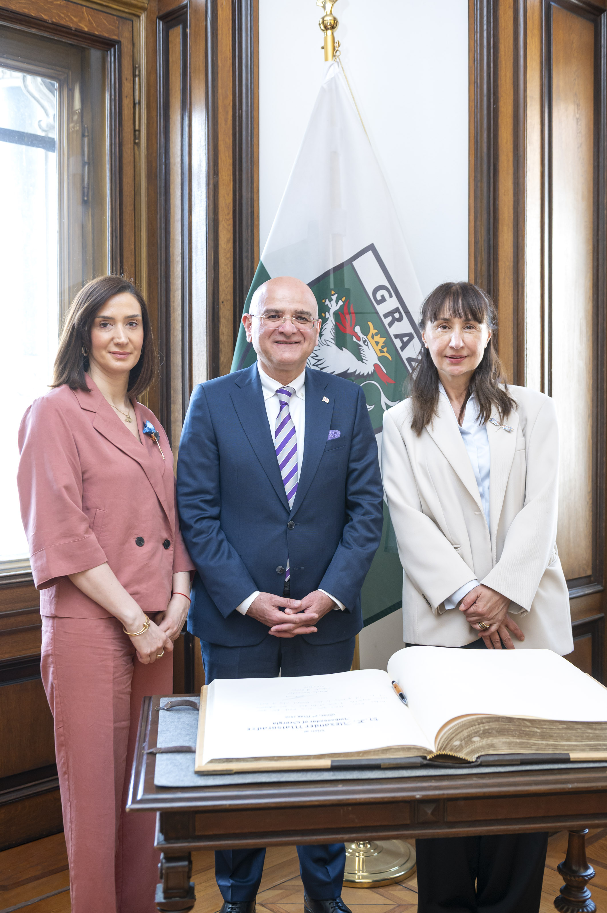 Alexander Maisuradze kam mit seinen Mitarbeiterinnen Salome Vekua und Nina Bausbek (v. l.)