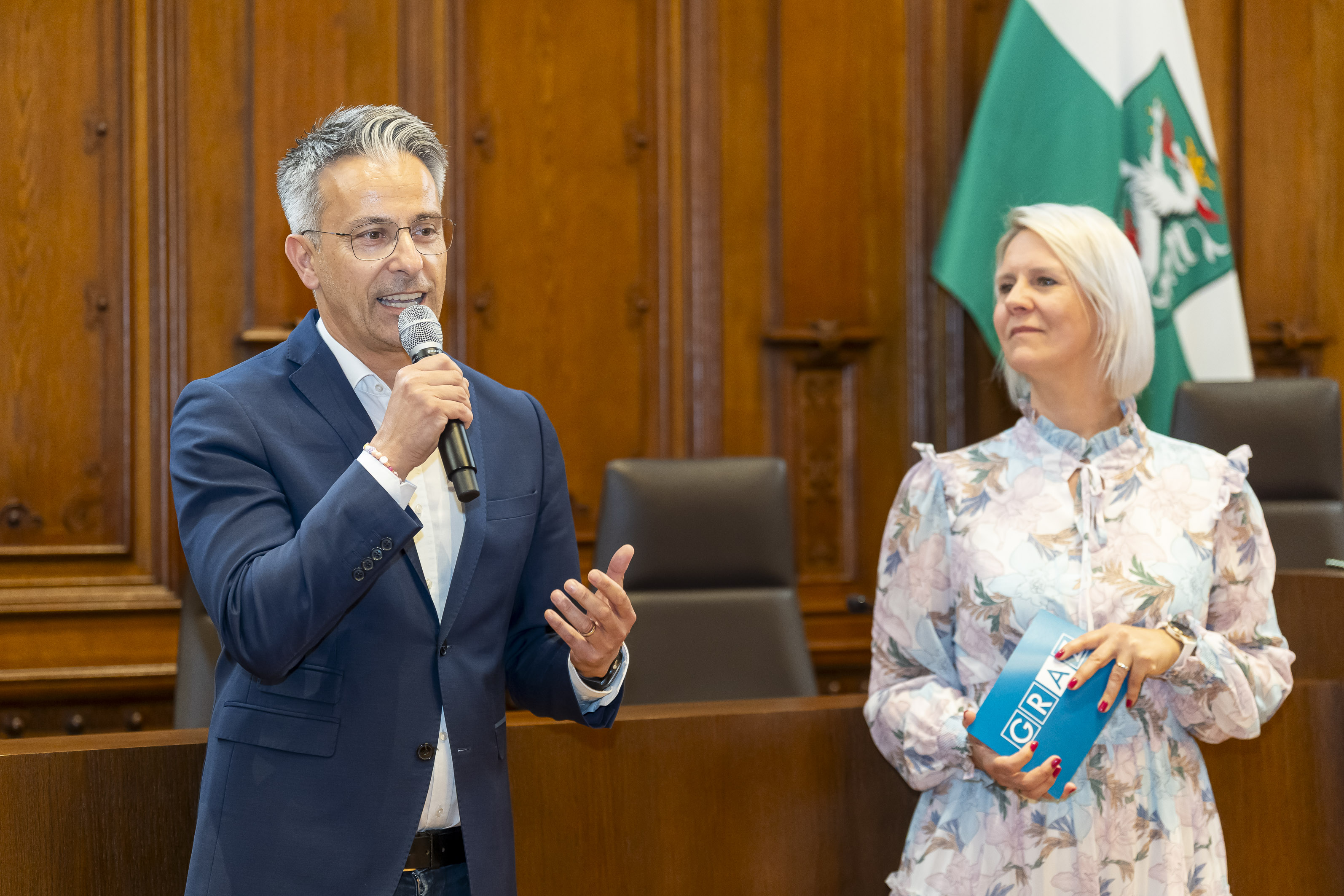StR Kurt Hohensinner mit Moderatorin Simone Koren-Wallis