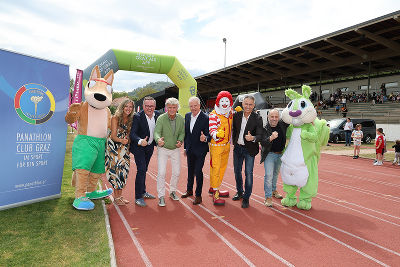 Unsere Laufcup-Partner (v.l.): Denise Roschitz, Lukas Müller (GRAWE), Charly Temmel, Gerhard Widmann (ASKÖ), Sportstadtrat Kurt Hohensinner, Gerald Pichler (Holding Graz), flankiert von den Maskottchen Ferdi Flott, Hansi und Ronald McDonald