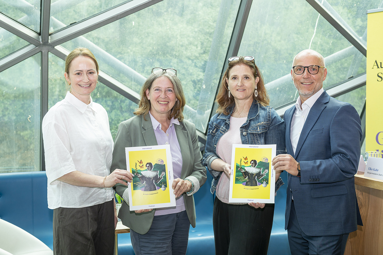 Tessa Erker-Tegetthoff, Bürgermeisterin Elke Kahr, Susanne Haubenhofer (GF Erlebnisregion Graz) und Christian Ulrich, Bereichsleiter Volksbank Stmk. (v. l.) bei der Programmpräsentation.