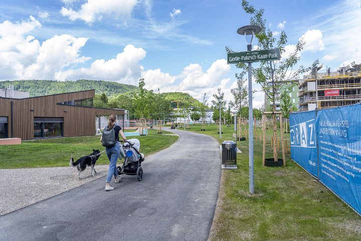 Mit dem Gertie-Pakesch-Kaan-Park ist im Stadtteil Eggenlend ein neuer öffentlicher Grün- und Bewegungsraum eröffnet worden. 