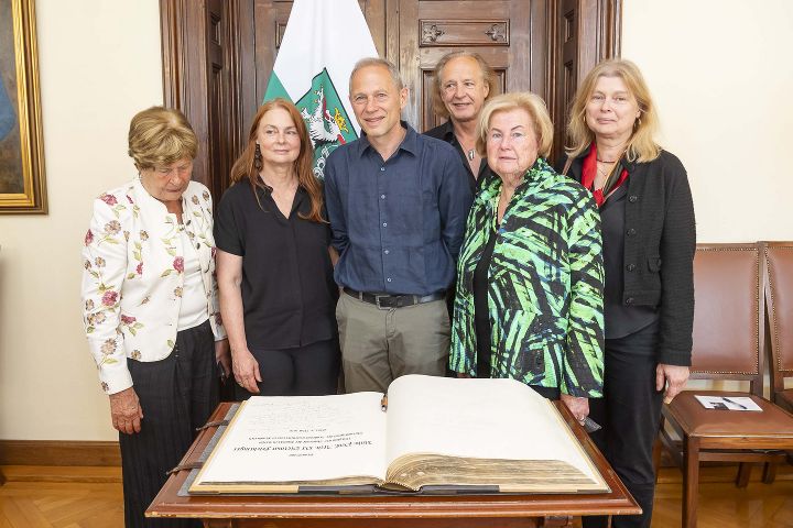 Architekt Dietmar Feichtinger im Kreise seiner Familie