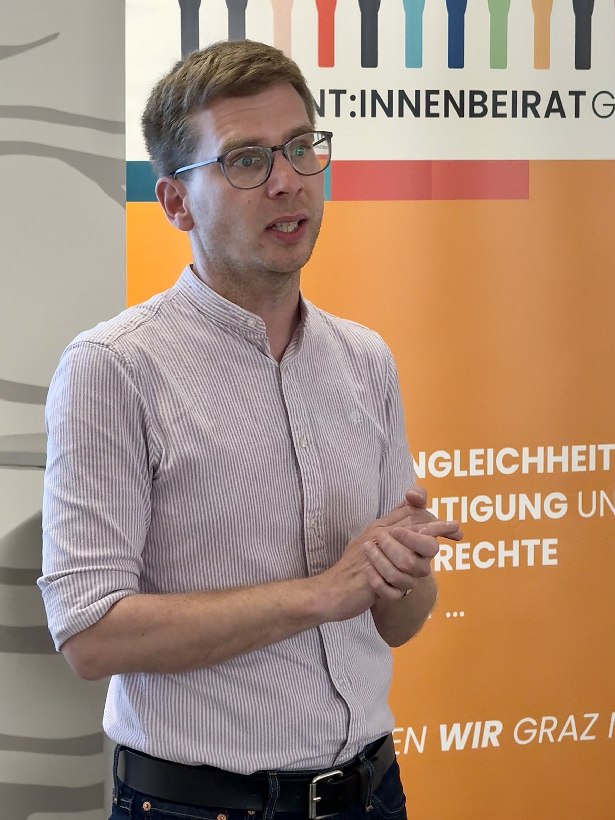 Stadtrat Robert Krotzer begrüßt die Teilnehmer:innen