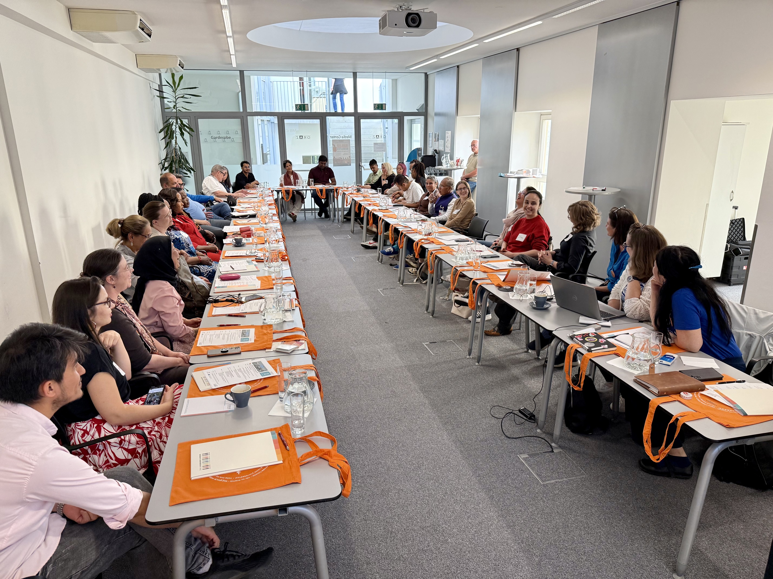 zahlreiche Teilnehmer:innen bei der 9. Konferenz der Migrant:innenvereine