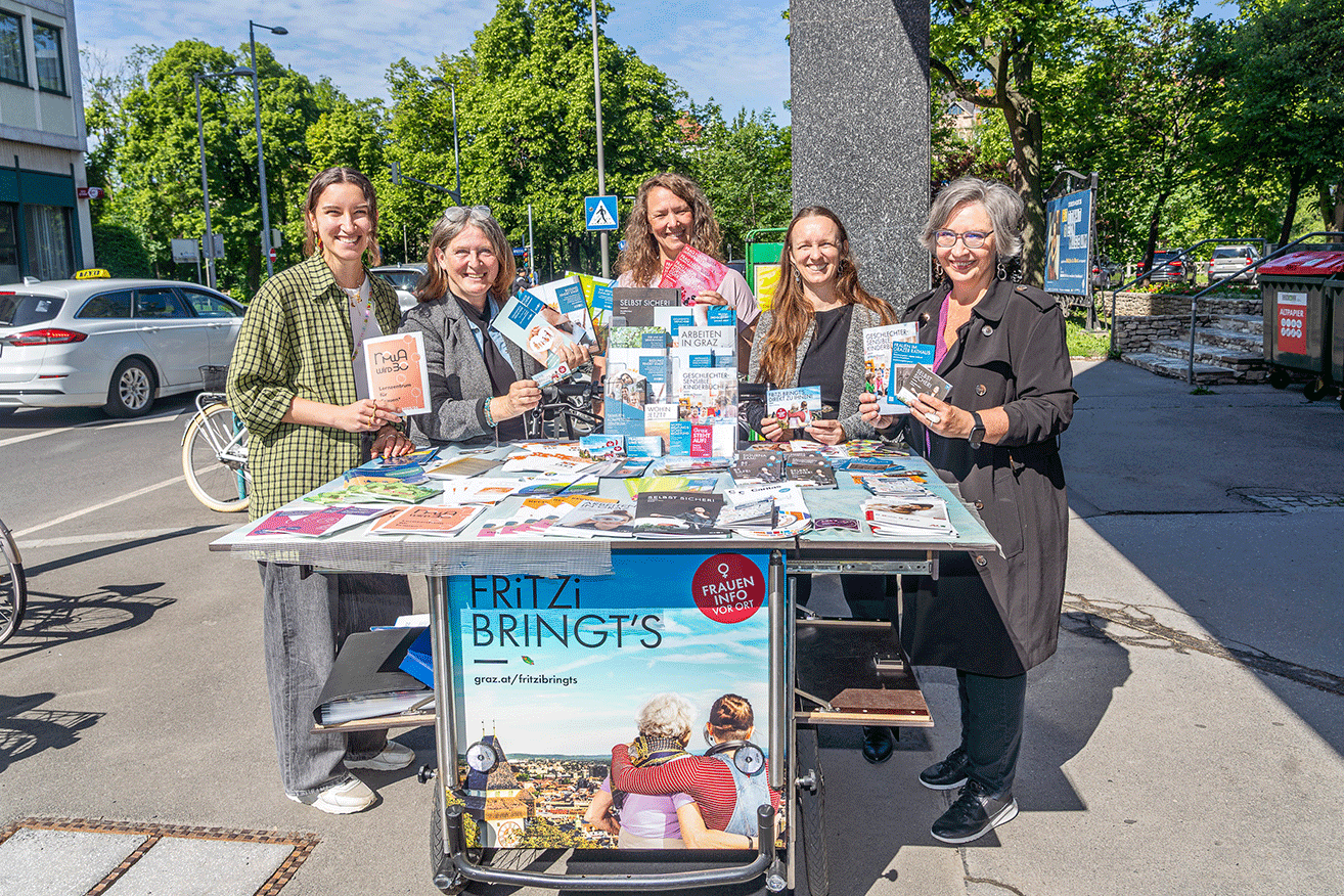 Bürgermeisterin Elke Kahr mit Mitarbeiter:innen aus dem Referat Frauen & Gleichstellung. © Stadt Graz/Fischer Bürgermeisterin Elke Kahr mit Mitarbeiter:innen aus dem Referat Frauen & Gleichstellung.