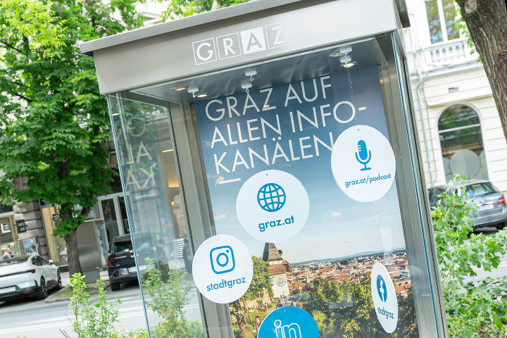 Vitrine am Joanneumring, gefüllt mit Informationen der Stadt Graz.