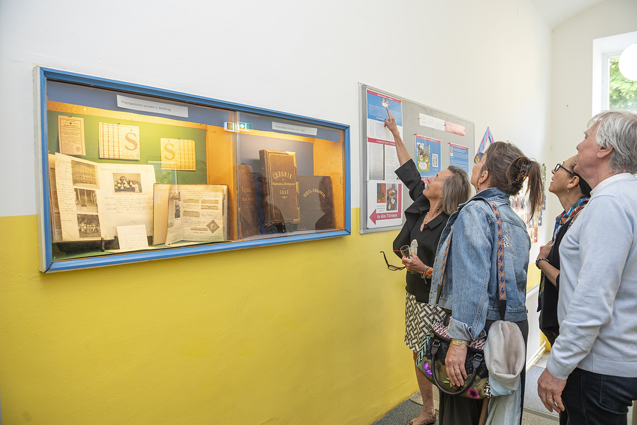 Gleich im Eingangsbereich wird man über die historischen Stationen der Schule informiert.