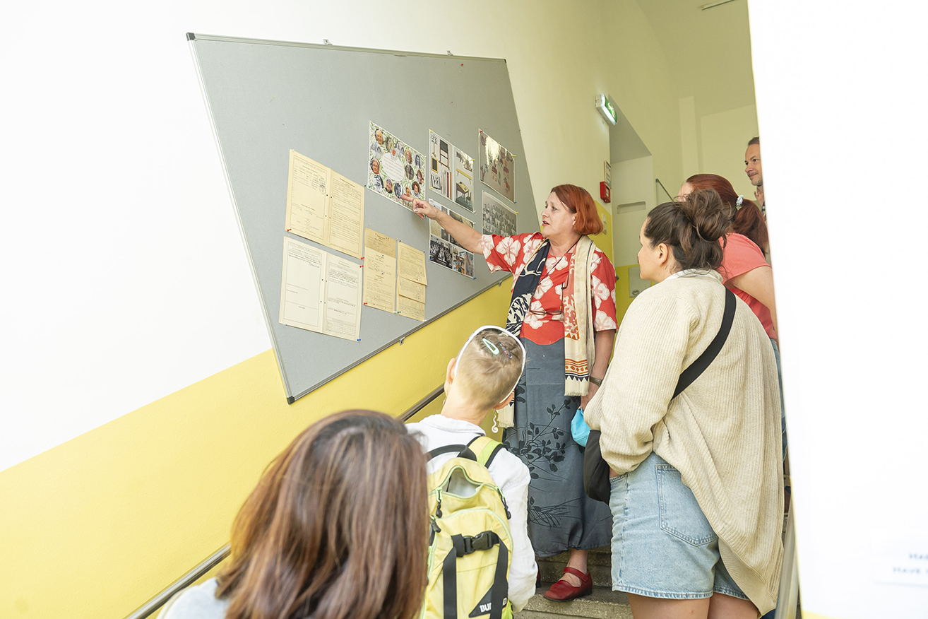 Künstlerin Alexander Riewe (rot-weiße Bluse) rückte die Schulgeschichte in einer Ausstellung ins Blickfeld.