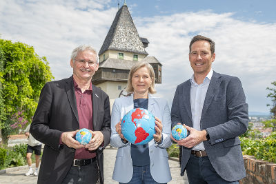 v.l.n.r. feiern Umweltamtsleiter Werner Prutsch, Vitzebürgermeisterin Judith Schwentner und der Geschäftsführer des Klimabündnis Steiermark Friedrich Hofer 35 Jahre Mitgliedschaft der Stadt Graz 
