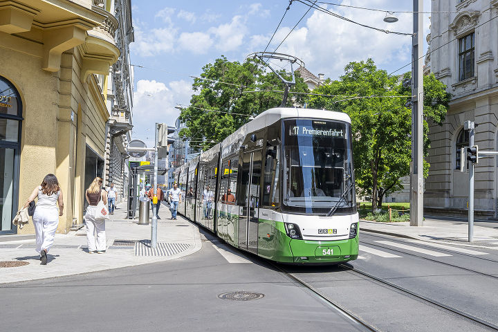 Premierenfahrt der Flexity-Garnitur