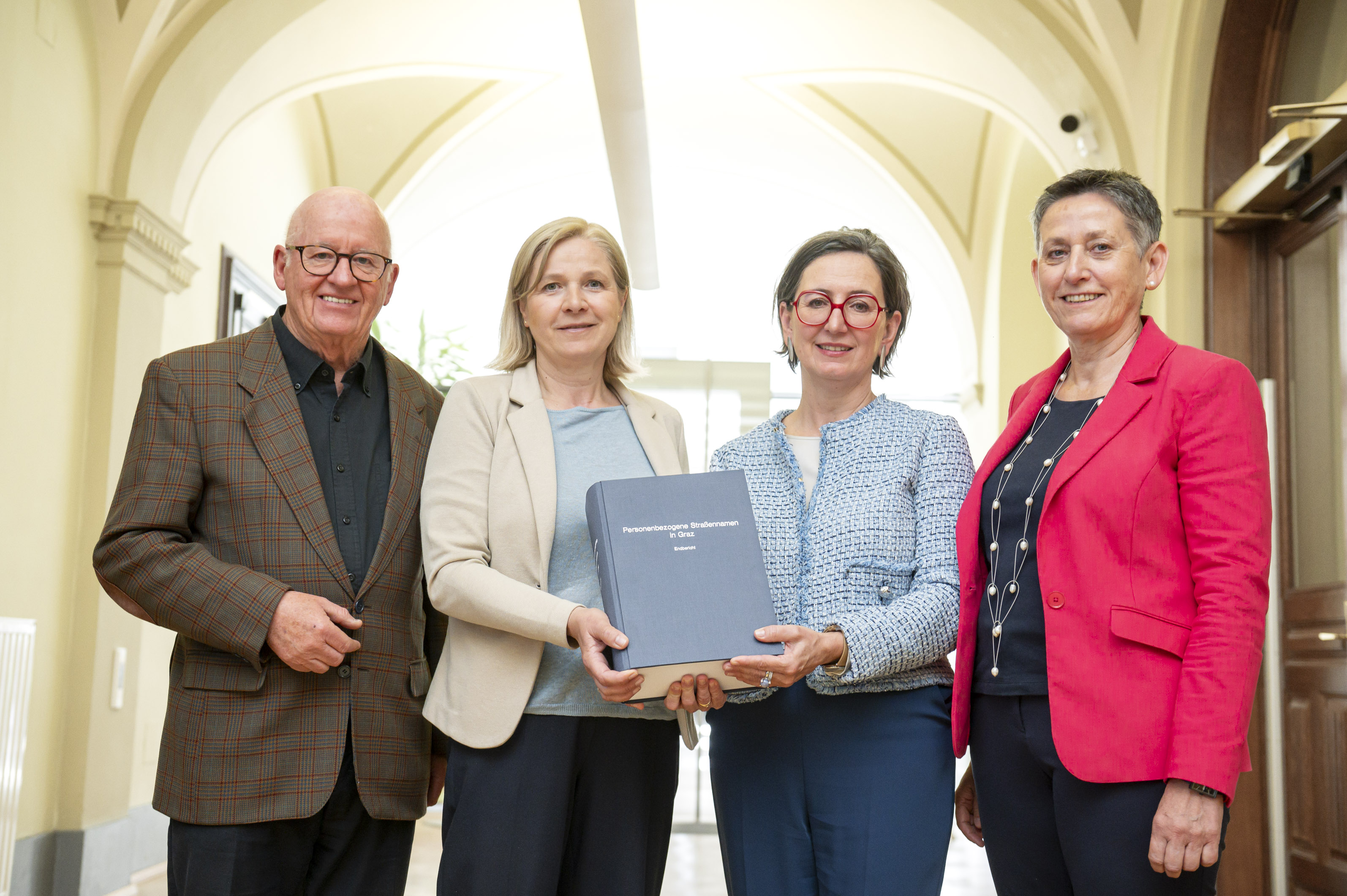 Prof. Stefan Karner, Vizebürgermeisterin Judith Schwentner, Prof.in Barbara Stelzl-Marx und Abteilungsleiterin Elke Achleitner © Foto Fischer Prof. Stefan Karner, Vizebürgermeisterin Judith Schwentner, Prof.in Barbara Stelzl-Marx und Abteilungsleiterin Elke Achleitner