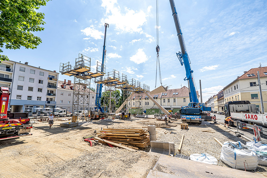 Hoch hinaus kommen die tonnenschweren Stützen für den Hofbauermarkt. © Stadt Graz Fischer Hoch hinaus kommen die tonnenschweren Stützen für den Hofbauermarkt.