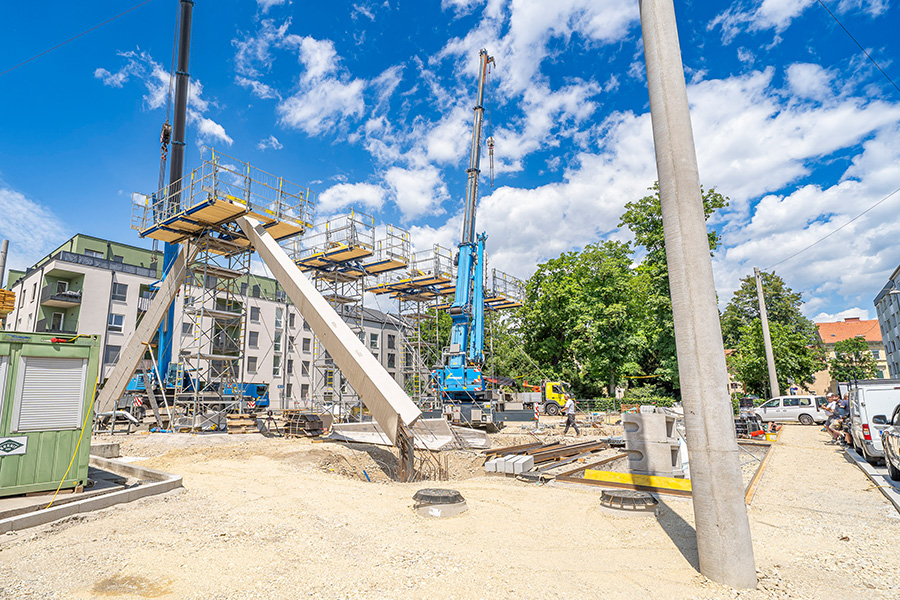 Hoch hinaus kommen die tonnenschweren Stützen für den Hofbauermarkt. © Stadt Graz Fischer Hoch hinaus kommen die tonnenschweren Stützen für den Hofbauermarkt.