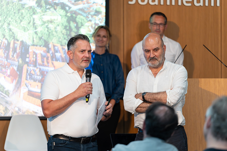 Die Zukunft der Innenstadt: Moderator Wolf-Timo Köhler, Aleksander S. Ostan (vone, v. l.), Elisa-Maria Steinberger und Bernhard Inninger (hinten, v. l.) © Janosch_FotoFilm Die Zukunft der Innenstadt: Moderator Wolf-Timo Köhler, Aleksander S. Ostan (vone, v. l.), Elisa-Maria Steinberger und Bernhard Inninger (hinten, v. l.)