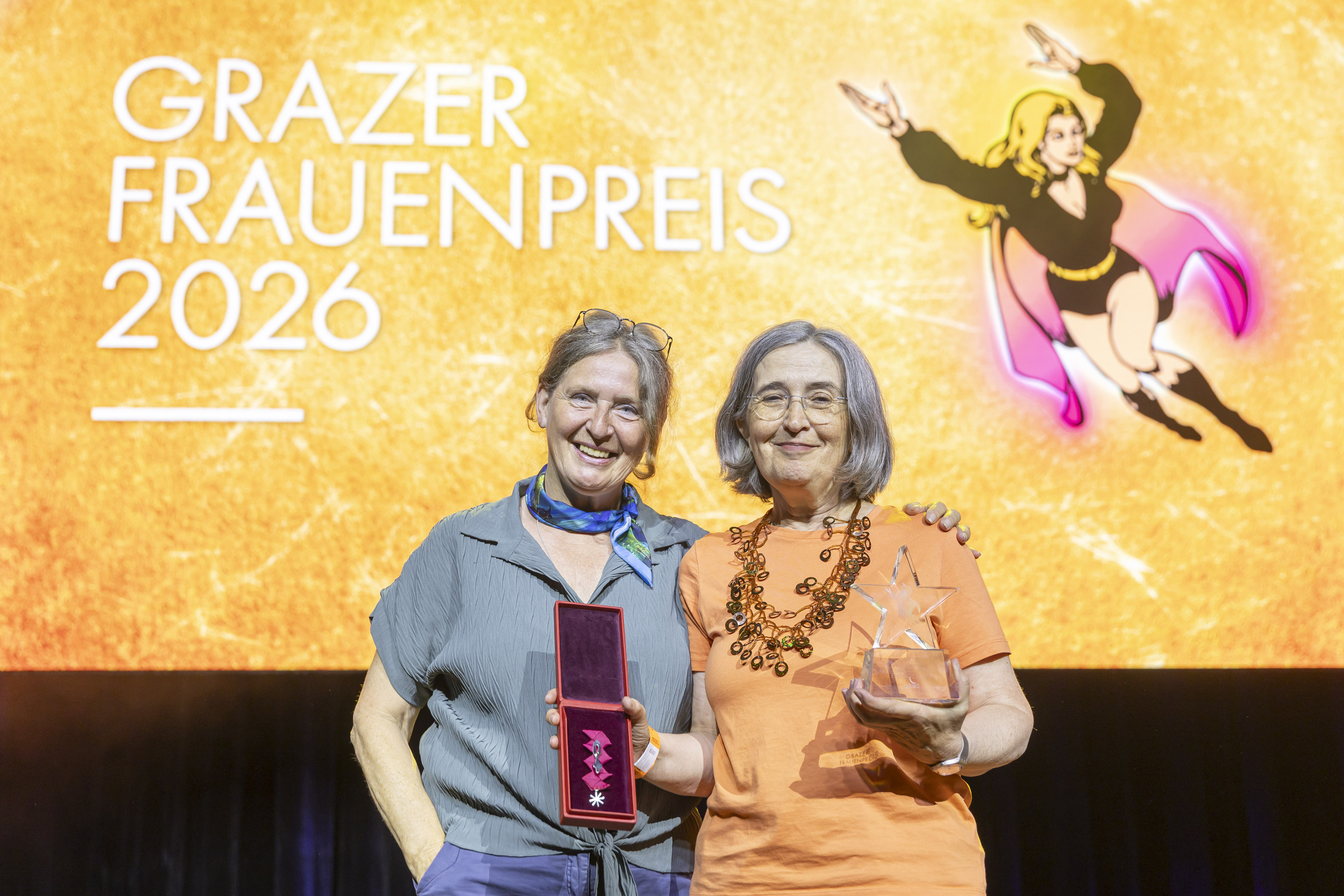 Bürgermeisterin Elke Kahr (l.) gratulierte Edith Zitz zum Grazer Frauenpreis 2026.