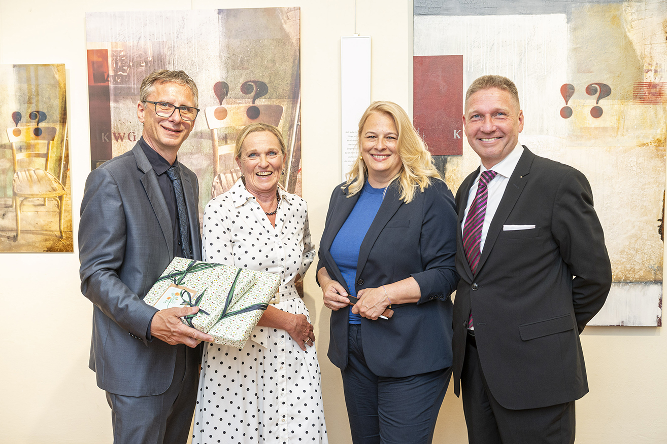 Evelyn Fasch (2. v. l.) mit Magistratsdirektor Martin Haidvogl (l.), Stadträtin Claudia Unger und Präsidialabteilungsleiter Helmut Schmalenberg. © Stadt Graz/Fischer Evelyn Fasch (2. v. l.) mit Magistratsdirektor Martin Haidvogl (l.), Stadträtin Claudia Unger und Präsidialabteilungsleiter Helmut Schmalenberg.