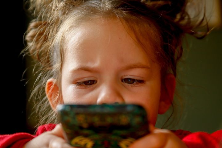 Zwischen Bildschirm und Bilderbuch - Was Eltern über Mediennutzung im frühen Kindesalter wissen sollten.