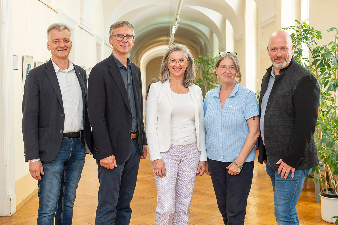 v.l.: Personalstadtrat Manfred Eber, Magistratsdirektor Martin Haidvogl, KFA-Leiterin Anita Tscherne, Bürgermeisterin Elke Kahr und Wolfang Demschner, Vorsitzender des Zentralausschusses der Personalvertretung