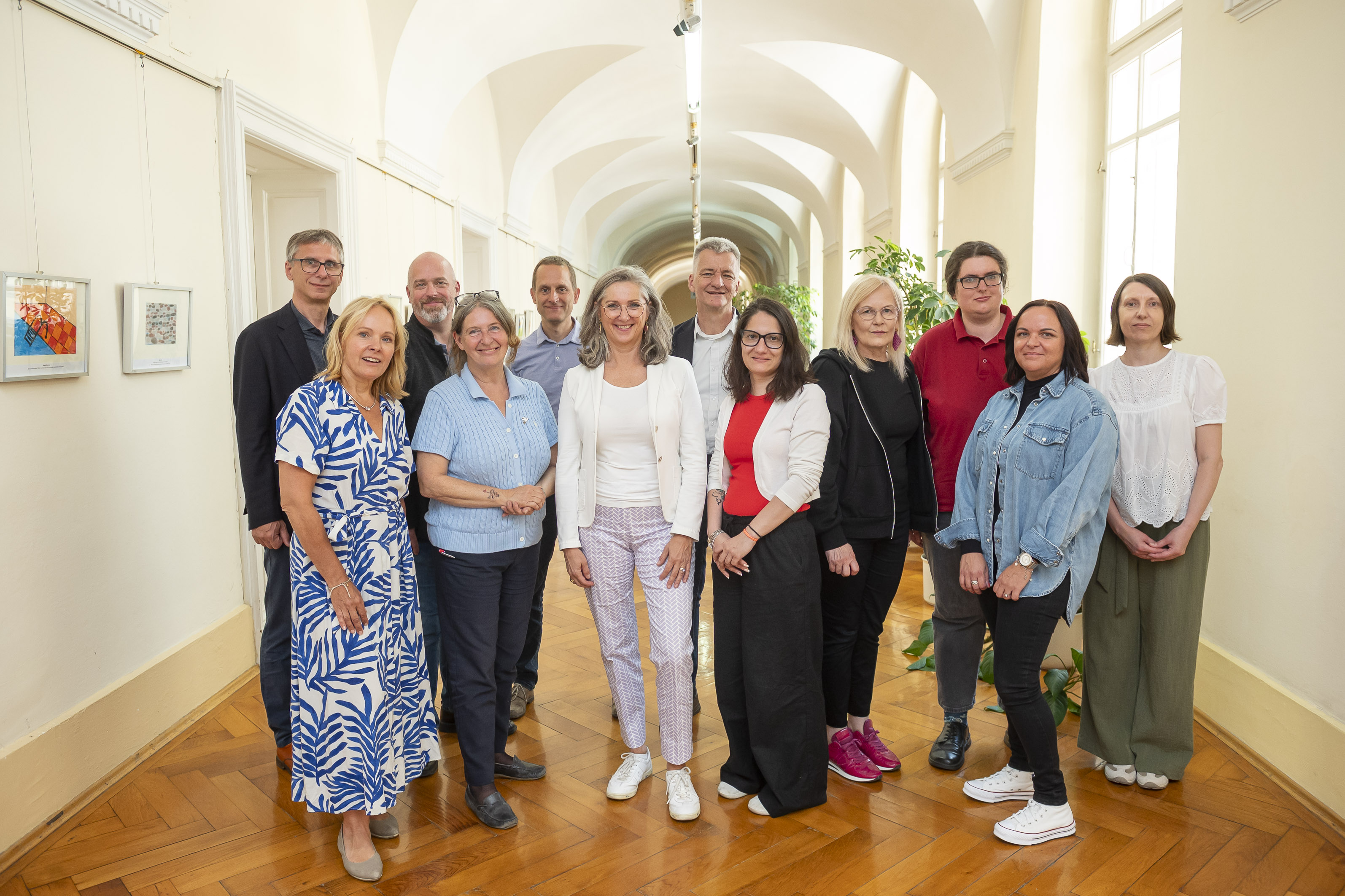 Anita Tscherne (6. v.l.) mit Teilen ihres Teams sowie Führungskräften aus Politik und Verwaltung
