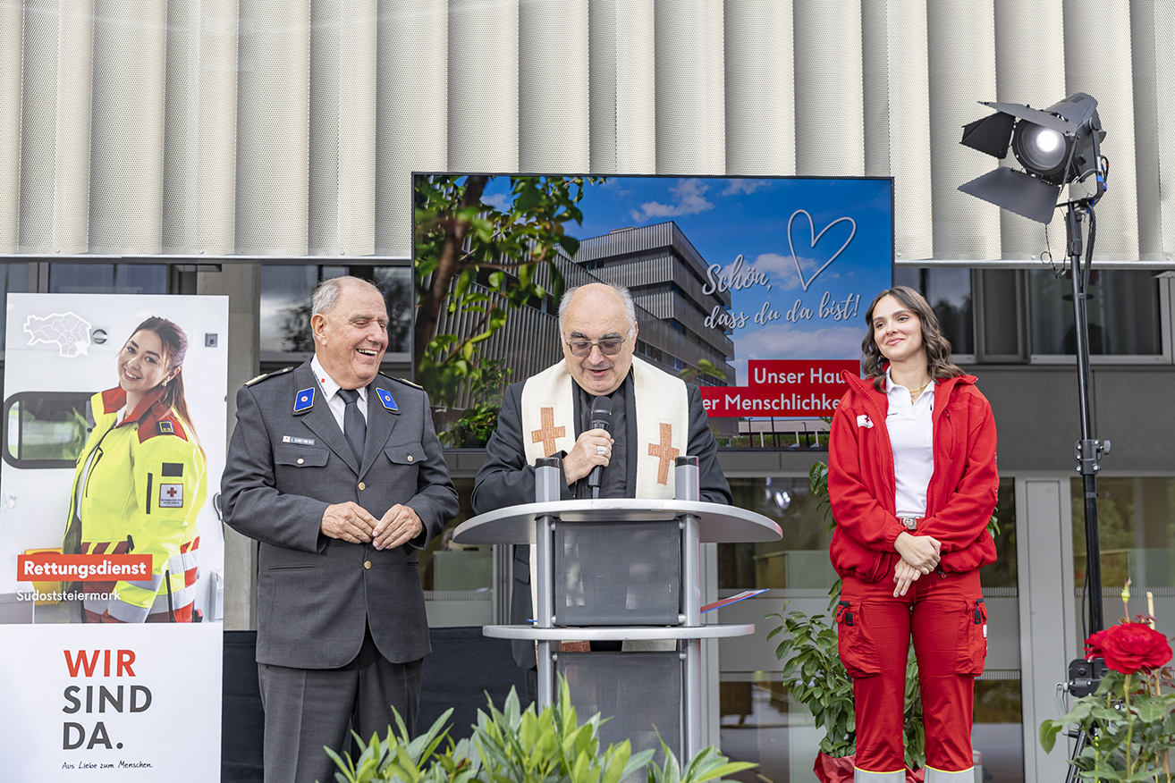 Bischof Wilhelm Krautwaschl (l. Präsident Schrittwieser) segnete die Landeszentrale. © Stadt Graz/Fischer Bischof Wilhelm Krautwaschl (l. Präsident Schrittwieser) segnete die Landeszentrale.