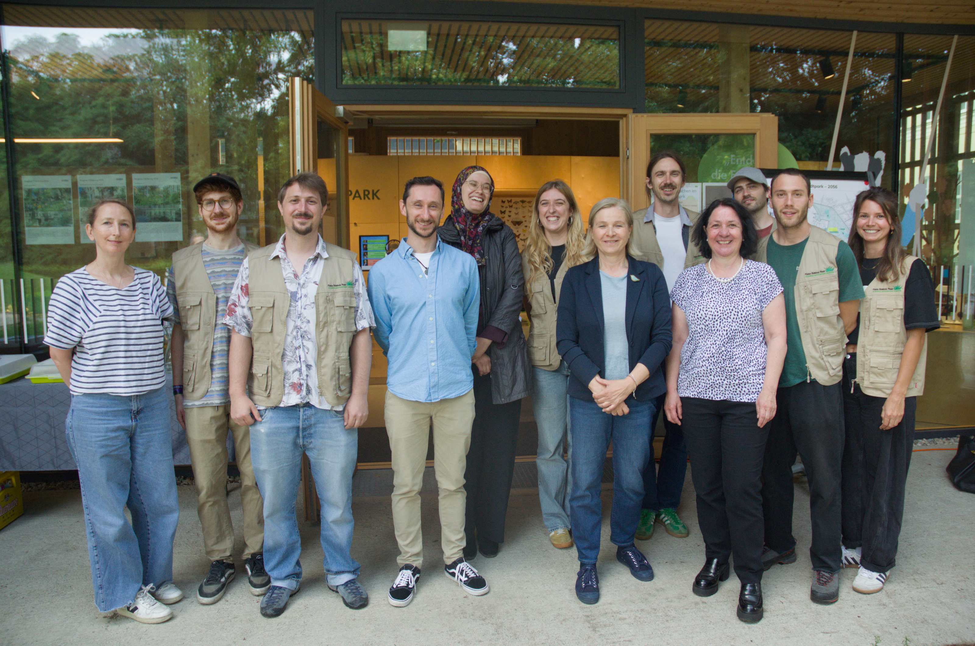 Das Team des NEPSEC mit VBgmin Judith Schwentner und Maria Nievoll (Abteilung für Grünraum und Gewässer) © NEPSEC Das Team des NEPSEC mit VBgmin Judith Schwentner und Maria Nievoll (Abteilung für Grünraum und Gewässer)