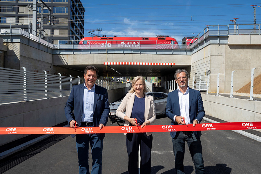 Symbolkräftig: Vizebürgermeisterin Judith Schwentner (M.), Stadtbaudirektor Bertram Werle (l.) und Projektleiter Klaus Schneider von den ÖBB vor der neuen Unterführung Peter-Tunner-Gasse © ÖBB/Zenz Symbolkräftig: Vizebürgermeisterin Judith Schwentner (M.), Stadtbaudirektor Bertram Werle (l.) und Projektleiter Klaus Schneider von den ÖBB vor der neuen Unterführung Peter-Tunner-Gasse
