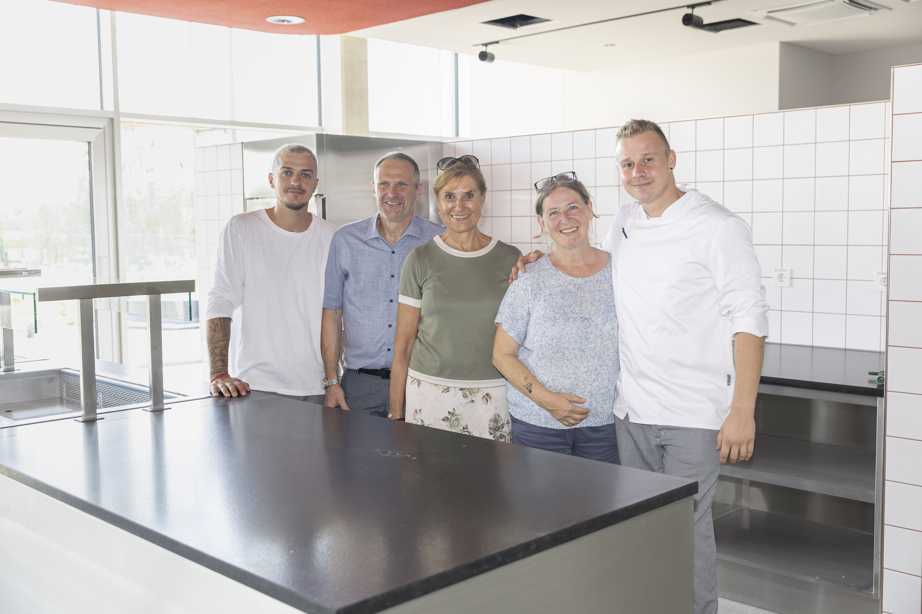 Freuen sich auf die neue "Küche Graz": Sous-Chef Kevin Hainz, Leiter der Küche Graz, Franz Gerngroß, Sozialamtsleiterin Andrea Fink, Bürgermeisterin Elke Kahr und Küchenchef Daniel Zinser (v. l.).