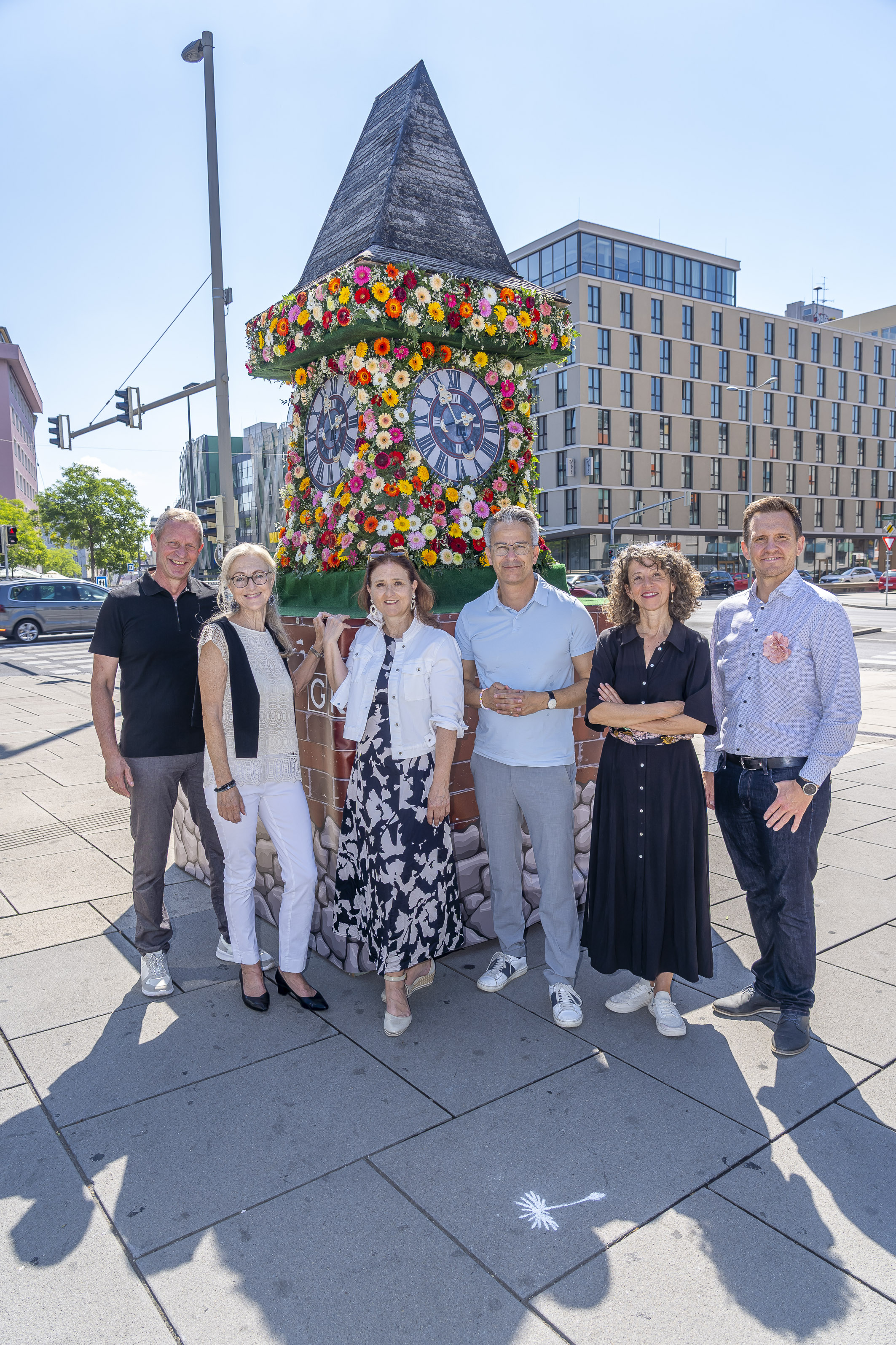 Blühender Uhrturm - von links: Dieter Hardt-Stremayr (GF Graz Tourismus), Andrea Keimel (Wirtschaftsabteilung Stadt Graz), Susanne Haubenhofer (GF Erlebnisregion Graz), Stadtrat Kurt Hohensinner, Katrin Bucher Trantow (Kunsthaus Graz), Marko Mele (GF Universalmuseum Joanneum) © Stadt Graz/Fischer Blühender Uhrturm - von links: Dieter Hardt-Stremayr (GF Graz Tourismus), Andrea Keimel (Wirtschaftsabteilung Stadt Graz), Susanne Haubenhofer (GF Erlebnisregion Graz), Stadtrat Kurt Hohensinner, Katrin Bucher Trantow (Kunsthaus Graz), Marko Mele (GF Universalmuseum Joanneum)