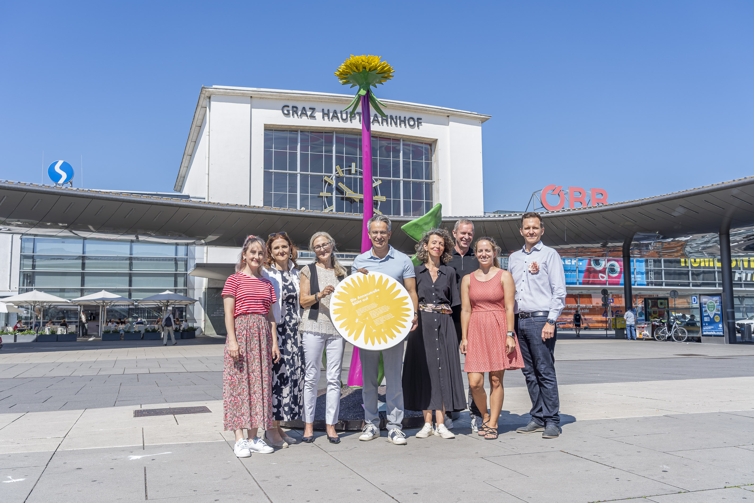 Löwenzahn von Thomas Stimm am Hauptbahnhof - von links: Susanne Haubenhofer (GF Erlebnisregion Graz), Andrea Keimel (Wirtschaftsabteilung Stadt Graz), Stadtrat Kurt Hohensinner, Katrin Bucher Trantow (Kunsthaus Graz), Dieter Hardt-Stremayr (GF Graz Tourismus), Marko Mele (GF Universalmuseum Joanneum) und zwei Vertreterinnen der Firma look!design © Stadt Graz/Fischer Löwenzahn von Thomas Stimm am Hauptbahnhof - von links: Susanne Haubenhofer (GF Erlebnisregion Graz), Andrea Keimel (Wirtschaftsabteilung Stadt Graz), Stadtrat Kurt Hohensinner, Katrin Bucher Trantow (Kunsthaus Graz), Dieter Hardt-Stremayr (GF Graz Tourismus), Marko Mele (GF Universalmuseum Joanneum) und zwei Vertreterinnen der Firma look!design