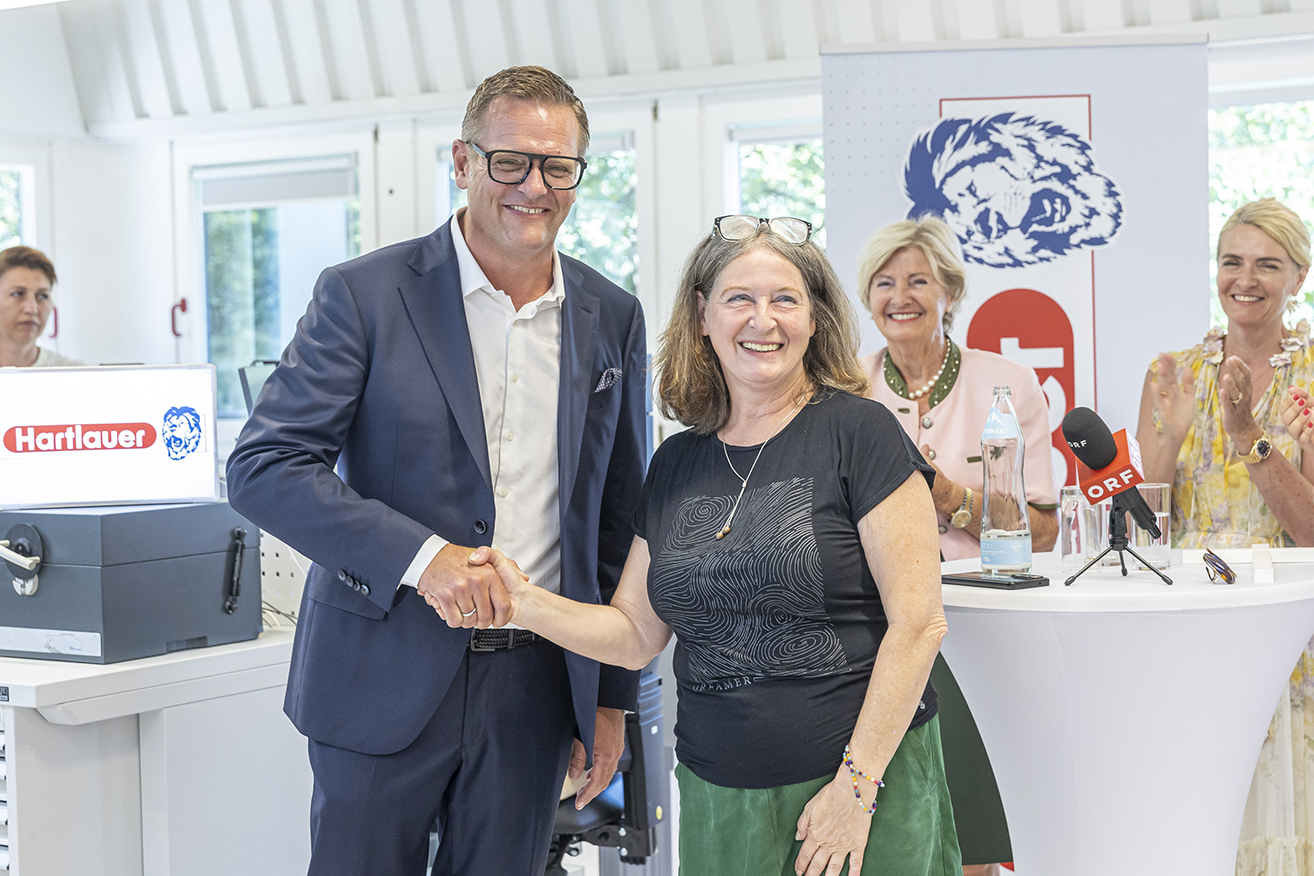 Bürgermeisterin Elke Kahr bei der Eröffnung des neuen Firmensitzes in der Ankerstraße mit Robert F. Hartlauer. © Stadt Graz/Fischer Bürgermeisterin Elke Kahr bei der Eröffnung des neuen Firmensitzes in der Ankerstraße mit Robert F. Hartlauer.