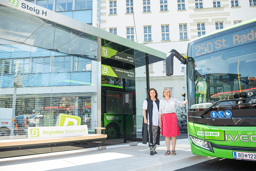 Vizebürgermeisterin Judith Schwentner und Verkehrslandesrätin Claudia Holzer (v. r.) freuen sich auf den neuen Busbahnhof am Andreas-Hofer-Platz, der am 12. Juli eröffnet wird.
