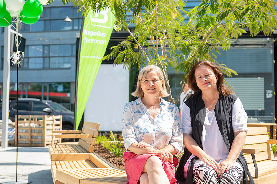 Claudia Holzer und Judith Schwentner (v. r.) auf der bepflanzten Bank.
