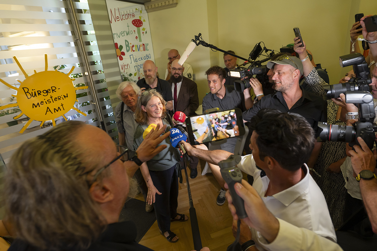 Die KPÖ konnte ihren Wahlsieg bestätigen. Eine strahlende Elke Kahr stellte sich den Medien.