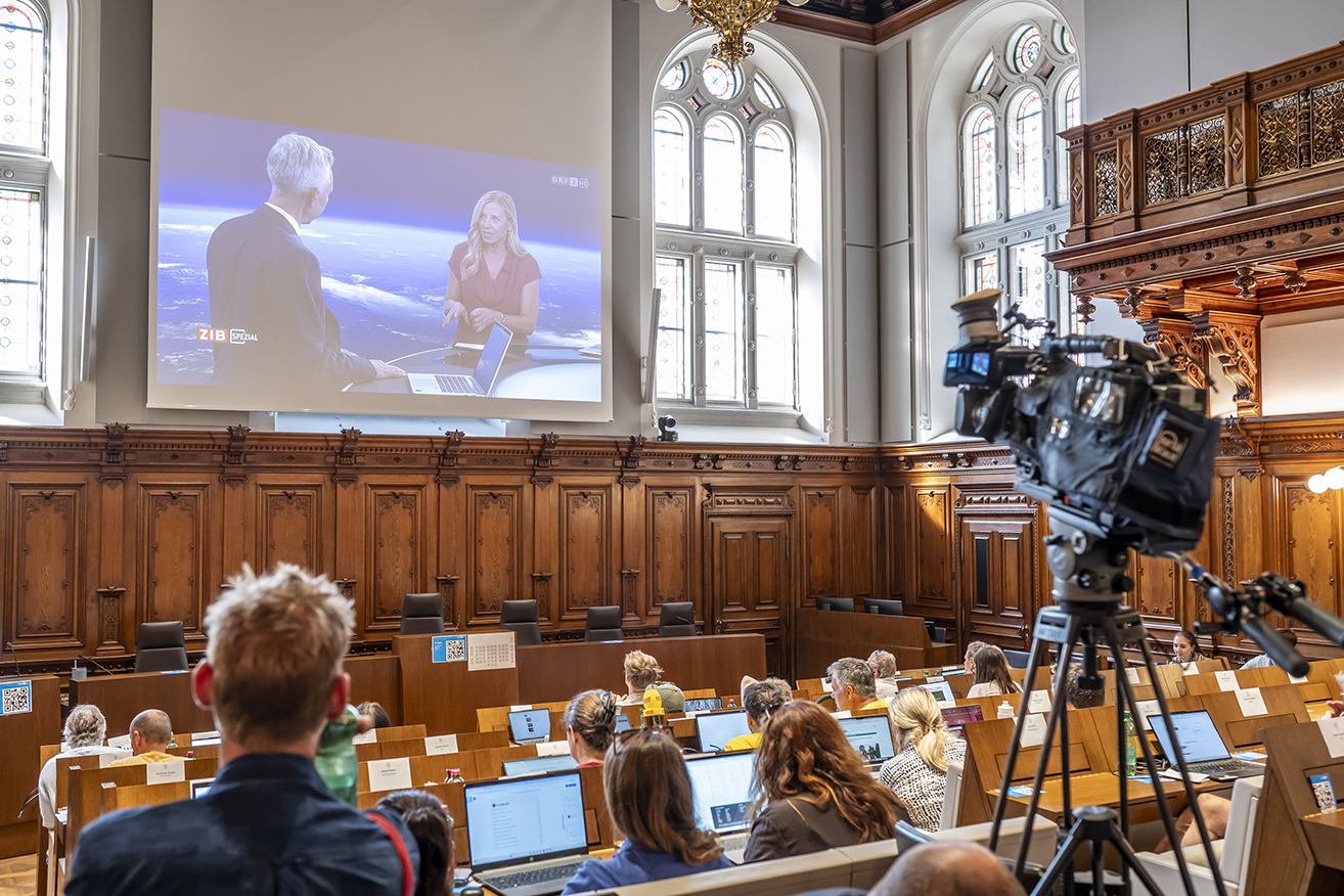Im Gemeinderatssitzungssaal war am Sonntagnachmittag die Presse stationiert.