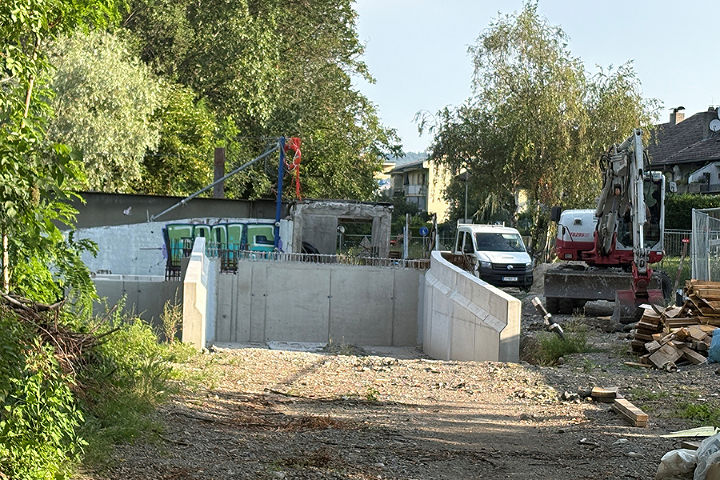 Auf der Steg-Baustelle werden die ersten Brückenteile erwartet.