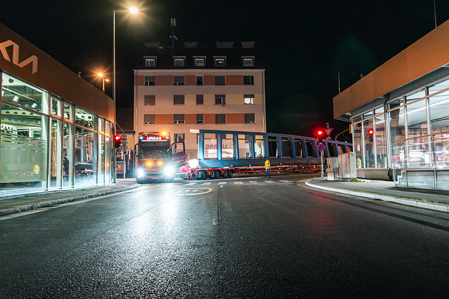 Nächtliche Ankunft: 33 Meter lang und 70 Tonnen schwer sind die ersten Brückenteile © www.reichermedia.at Nächtliche Ankunft: 33 Meter lang und 70 Tonnen schwer sind die ersten Brückenteile