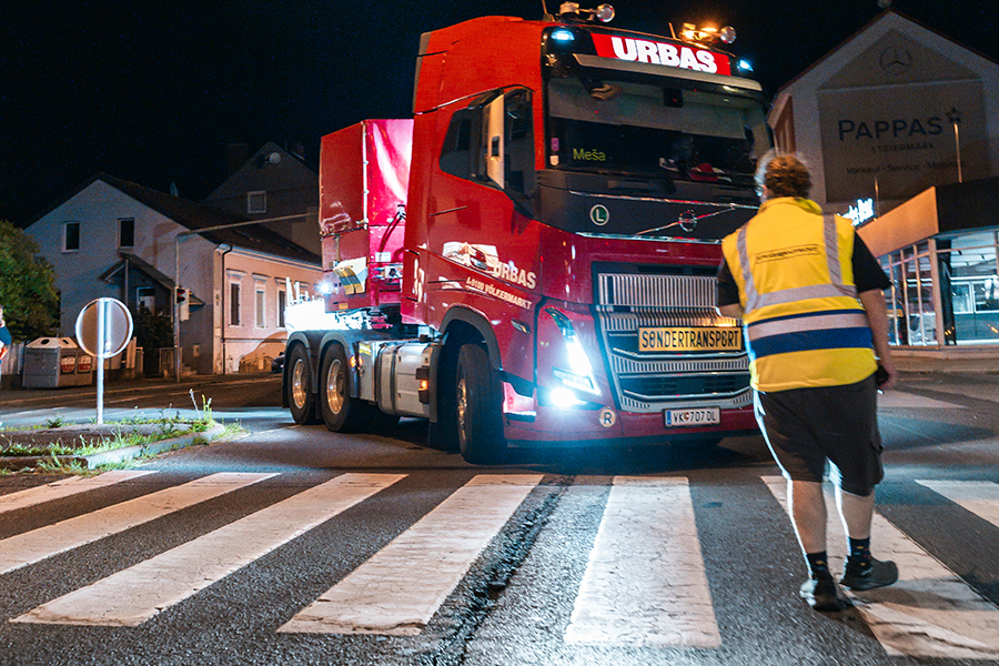 Nächtliche Ankunft: 33 Meter lang und 70 Tonnen schwer sind die ersten Brückenteile © www.reichermedia.at Nächtliche Ankunft: 33 Meter lang und 70 Tonnen schwer sind die ersten Brückenteile