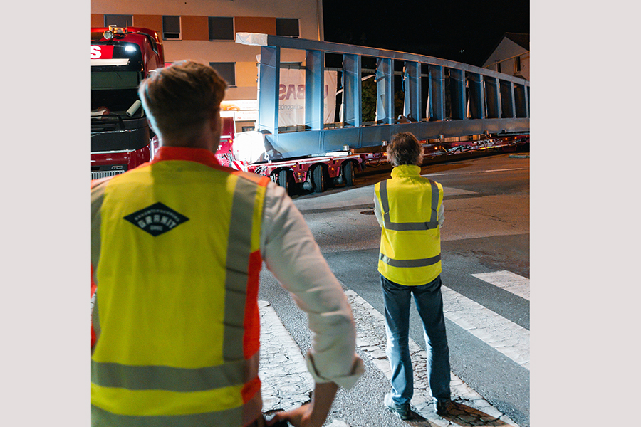 Nächtliche Ankunft: 33 Meter lang und 70 Tonnen schwer sind die ersten Brückenteile © www.reichermedia.at Nächtliche Ankunft: 33 Meter lang und 70 Tonnen schwer sind die ersten Brückenteile