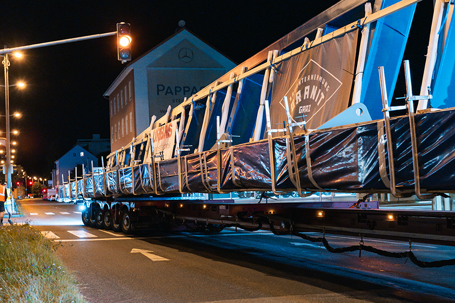 Nächtliche Ankunft: 33 Meter lang und 70 Tonnen schwer sind die ersten Brückenteile © www.reichermedia.at Nächtliche Ankunft: 33 Meter lang und 70 Tonnen schwer sind die ersten Brückenteile