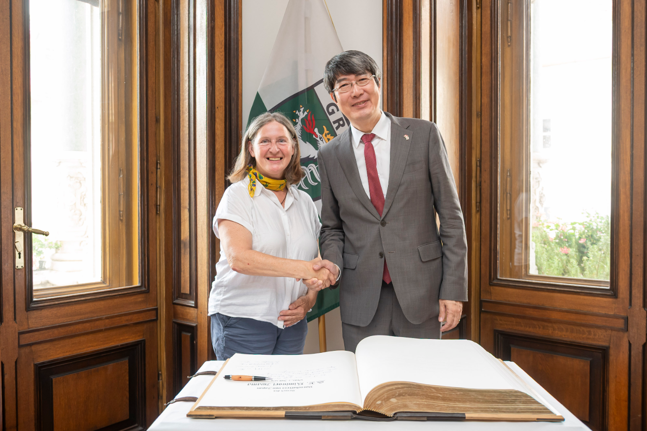 Bürgermeisterin Elke Kahr mit Botschafter Kiminori Iwama. © Stadt Graz/Fischer Bürgermeisterin Elke Kahr mit Botschafter Kiminori Iwama.