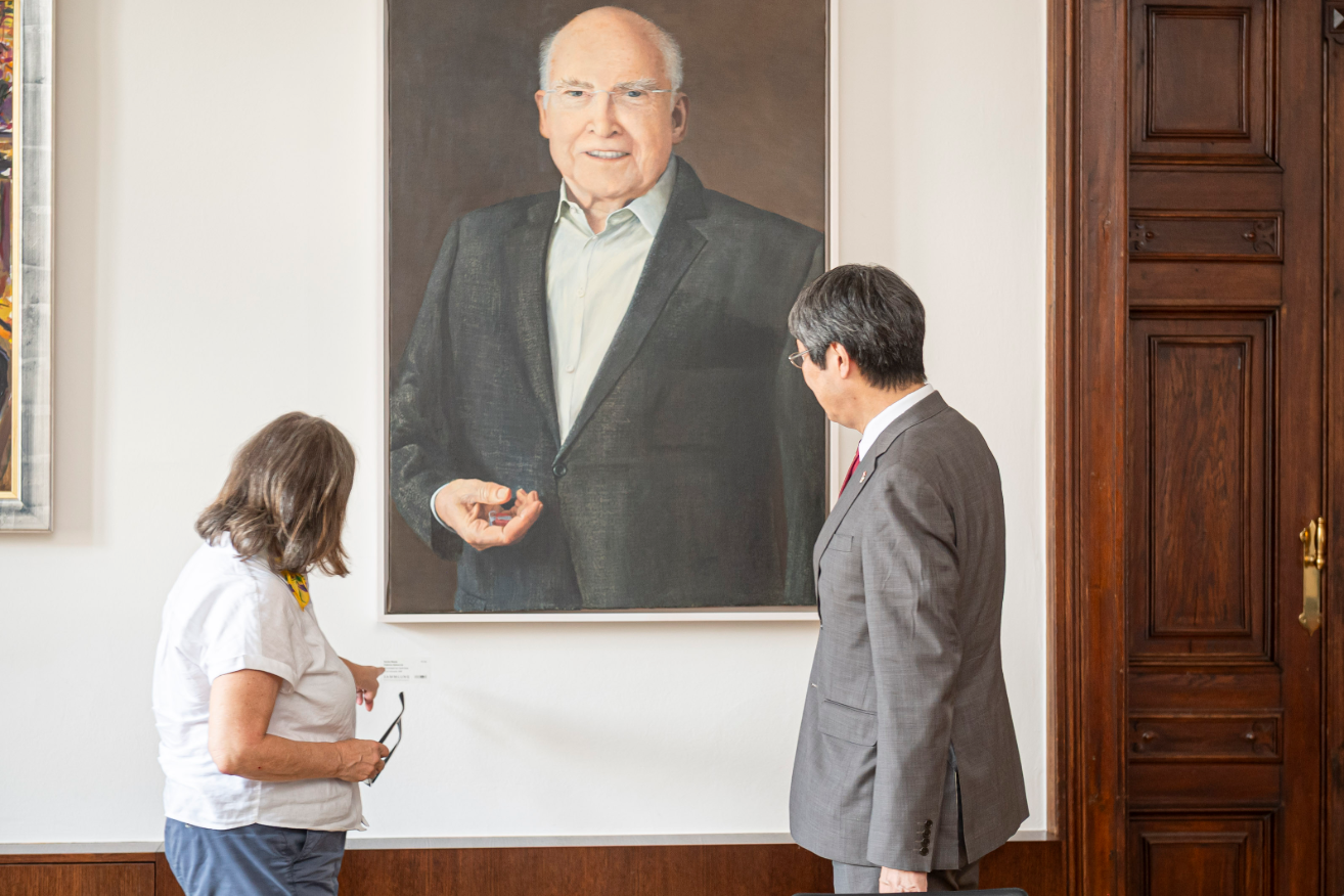 Japan im Rathaus: Das Portrait von Ehrenbürger Helmut List wurde von einer japanischen Künstlerin gestaltet. © Stadt Graz/Fischer Japan im Rathaus: Das Portrait von Ehrenbürger Helmut List wurde von einer japanischen Künstlerin gestaltet.