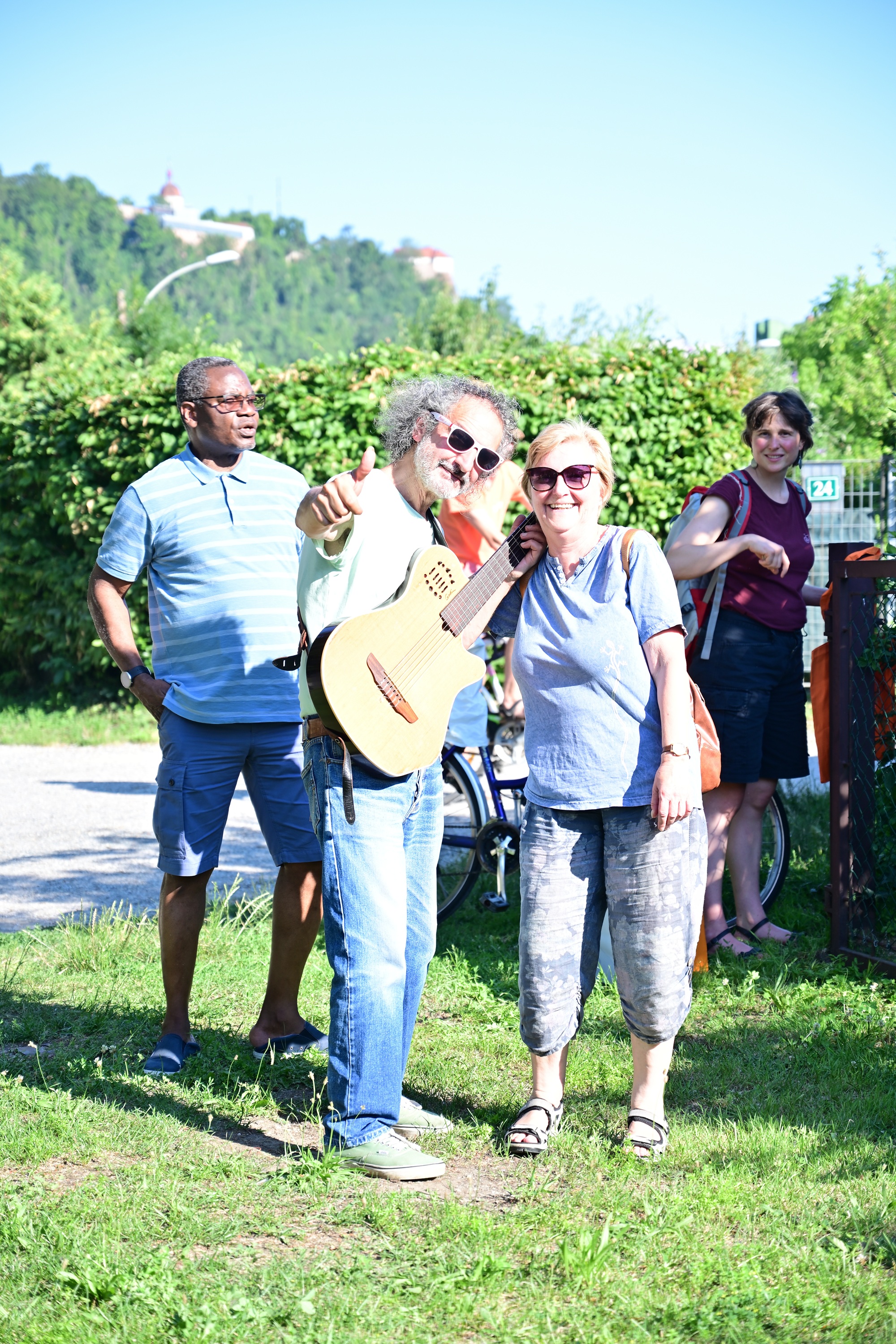 Nachbarschaft im Gespräch im Teehaus an der Mur