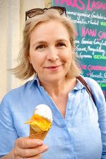 Vizebürgermeisterin Judith Schwentner genießt den Sommer mit einer Kugel Eis.