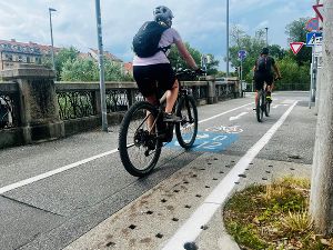 Was bedeuten die blauen Radwegs-Markierungen?