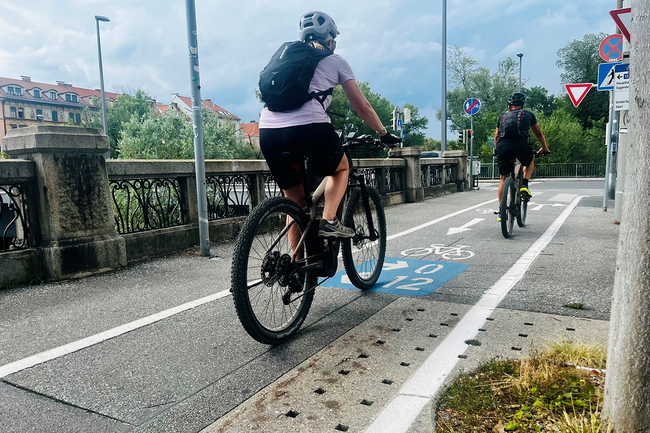 Blaue Radwege-Markierungen