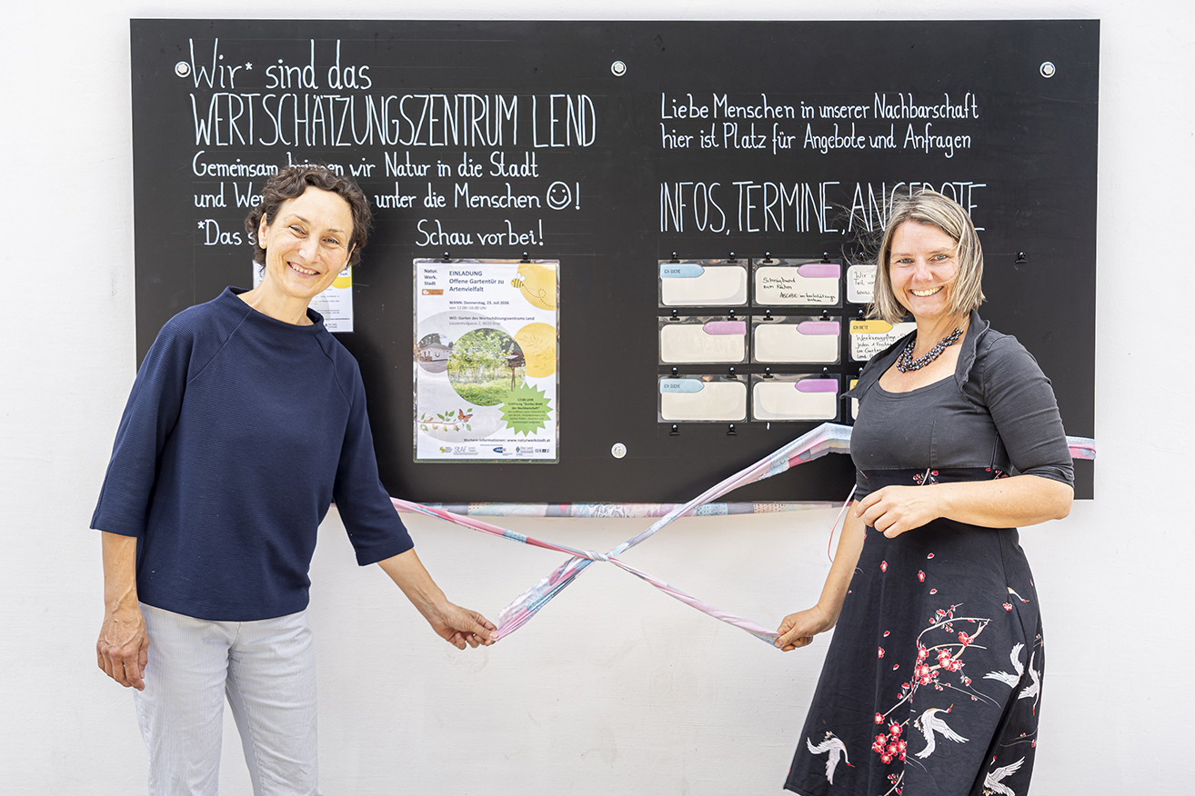 Daniela Zeschko (Natur.Werk.Stadt) und Franziska Schruth (Living Rooms, l.) eröffnen die "Bunte Tafel der Nachbarschaft". © Stadt Graz/Fischer Daniela Zeschko (Natur.Werk.Stadt) und Franziska Schruth (Living Rooms, l.) eröffnen die "Bunte Tafel der Nachbarschaft".