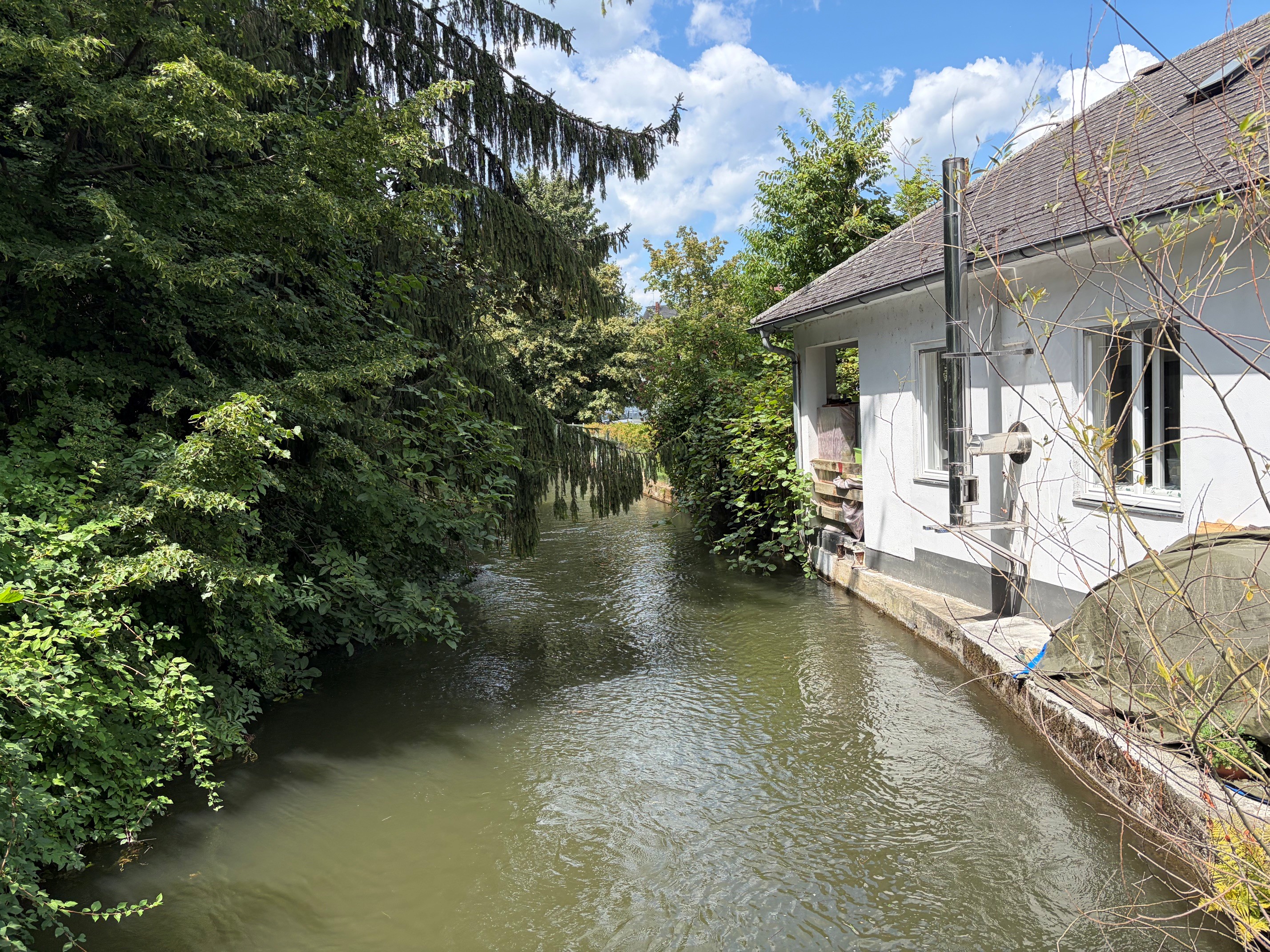 Das ehemalige Badehaus liegt direkt am Mühlgang, wo man bis 1974 schwimmen konnte.