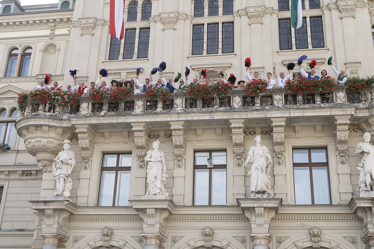 Die Klagenfurter genossen den Blick vom Rathausbalkon.
